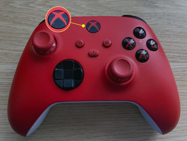 Le bouton Xbox en surbrillance sur une manette Xbox Series X/S